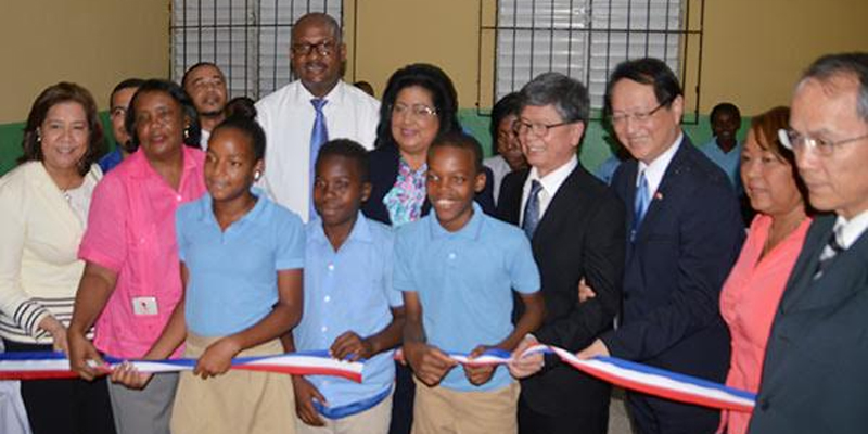Inauguración sala digital en la escuela Santo Tomás de Aquino