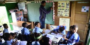 El maestro y los alumnos en la escuela de El Gramazo