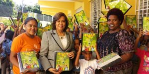 Vice Alcaldesa de SDE Jacinta Estevez, segunda desde la izquierda, entrega mascotas