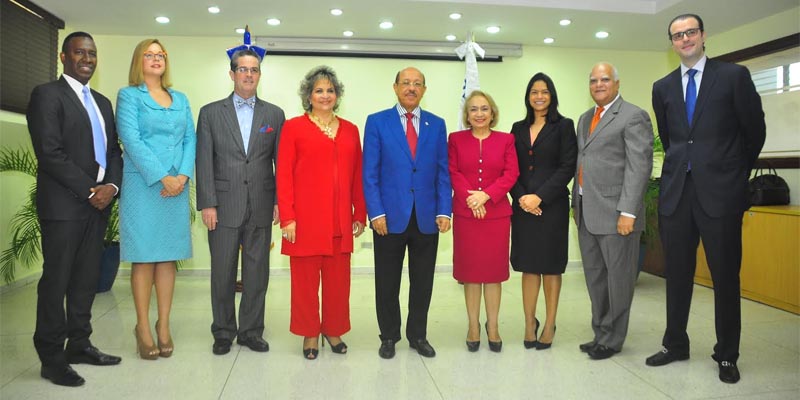 El ministro de Industria y Comercio, Juan Temístocles Montás, junto a la nueva directora general de PROINDUSTRIA, Alma Fernández y otros funcionarios.