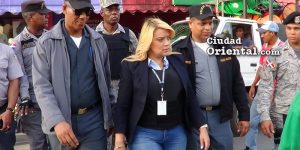 Fiscal Raquel Cruz protegida por policías y militares