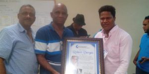 Braddy Abréu me entrega un pergamino de reconocimiento. Fue una sorpresa