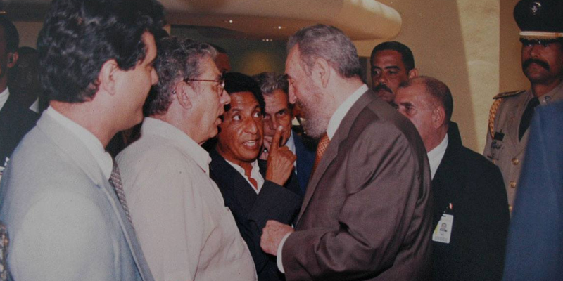 Bacho conversa en forma coloquial con Fidel