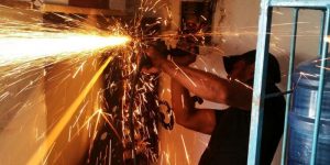 Un obrero desmonta u na máquina tragamoinedas en un colmado