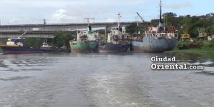 Barcos para el desguace sobre una densa capa de aceite en el río Isabela