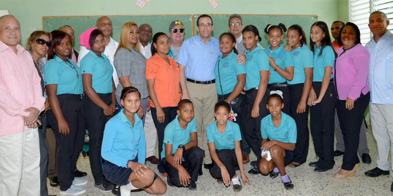 El Ministro de Educación comparte con los alumnos al reinicio de la docencia