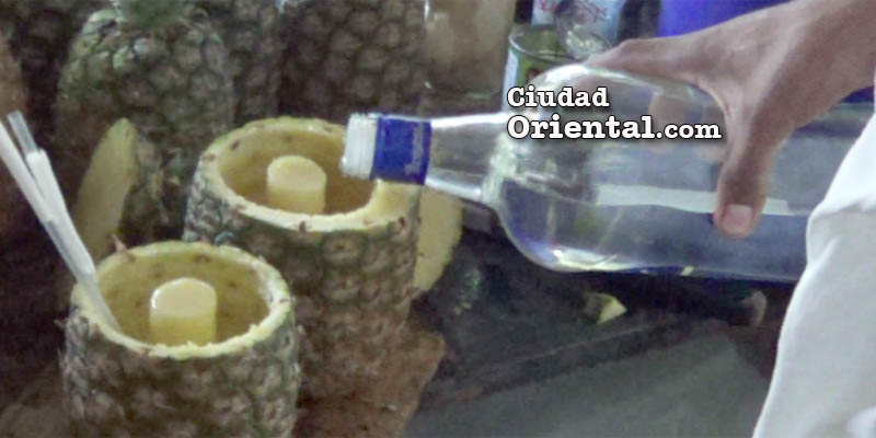 Así se prepara una Piña Colada, al estilo Salto del Limón