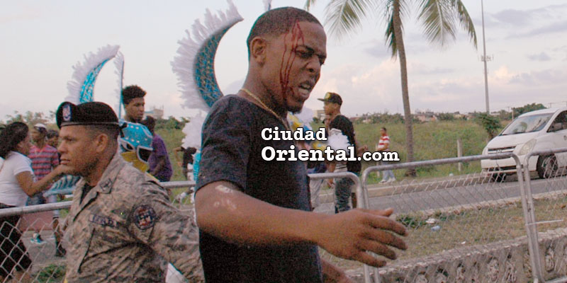 Un carnavalero herido corre por su vida