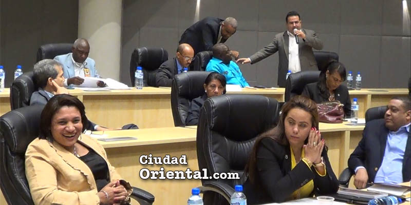 Mientras Daneris Santana exige claridad en las cuentas municipales, esta regidora del PLD ríe de buena gana.