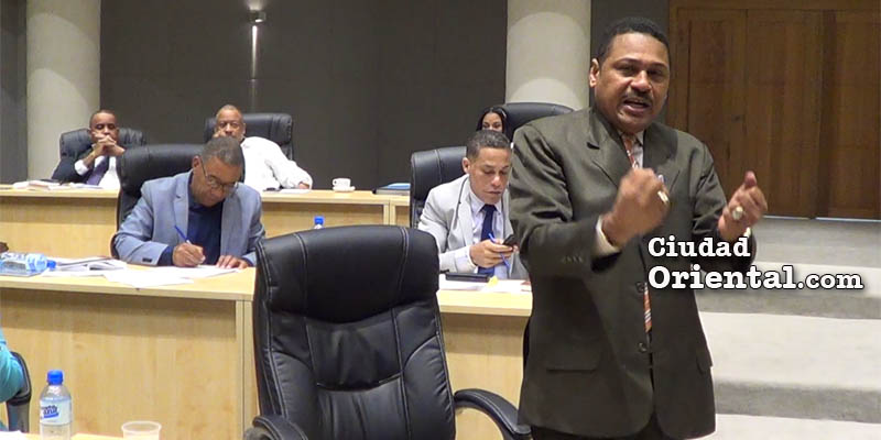Luis Flores minimiza los reclamos de la oposición