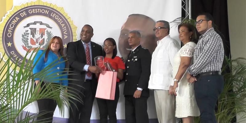 Luis Henríquez premia a jóvenes meritorios