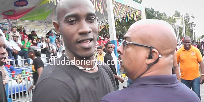 Un contratista saca a Momón a empujones del escenario del carnaval