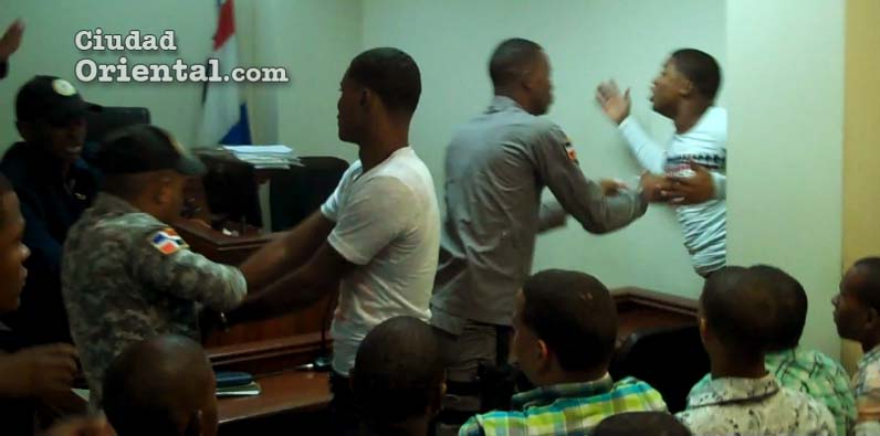 Los dos condenados reaccionaron violentos en el interior de la Sala de Audiencia