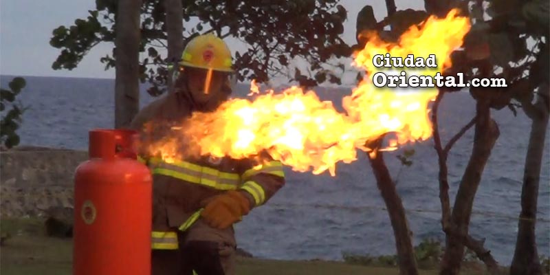 Un bombero enseña a apagar el fuego de un cilindro de GLP