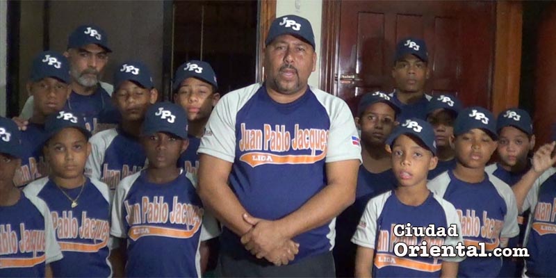 Juan Pablo Jáquez junto a los pequeños atletas que le acompañan a Canovanas, Puerto Rico