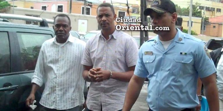 El teniente coronel Richard Capitrano Díaz De Los Santos. en el centro de la fotografía.