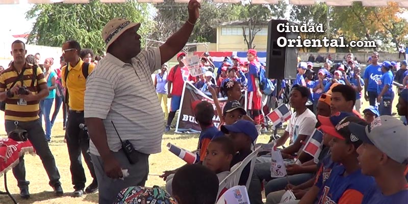 El dirigente deportivo Fausto Betemit habla a los atletas en el Centro Comunal de Los Mina, que funcionarios del ASDE quieren eliminar.