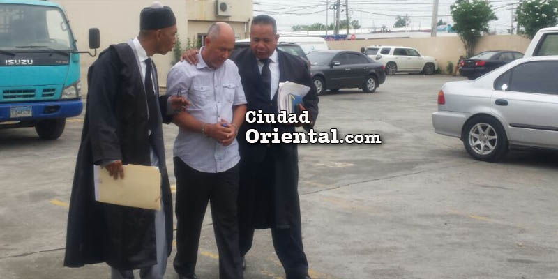 Juan Dottin, en el centro, junto a sus abogados