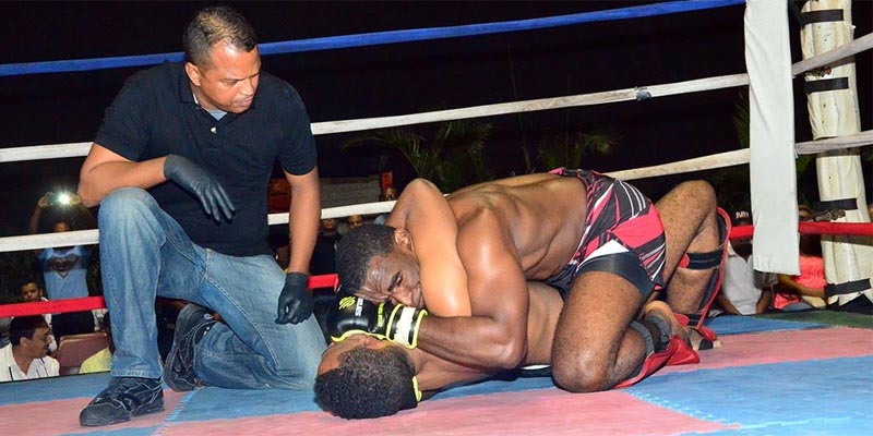 Una de las peleas del Primer Round de la MMA que puso de pie al público asistente al coliseo Teo Cruz. (Foto: Orlando Ramos)