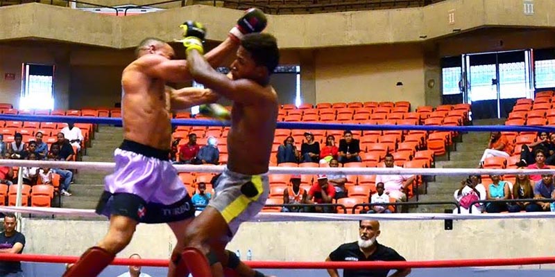Una de las peleas del Primer Round de la MMA que puso de pie al público asistente al coliseo Teo Cruz. (Foto: Orlando Ramos)