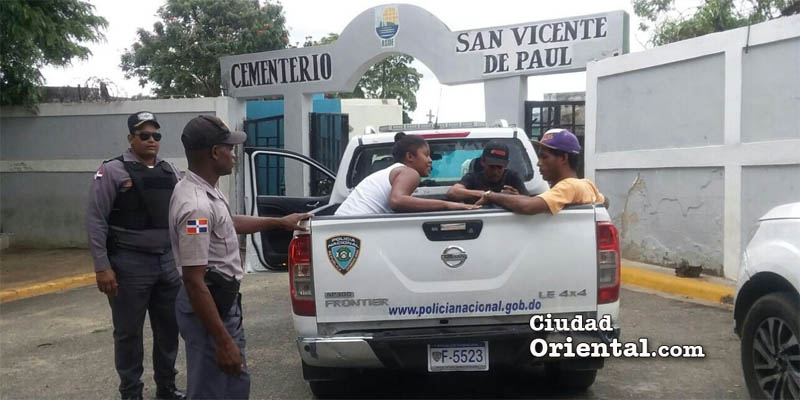 Sospechosos arrestados dentro del Cementerio