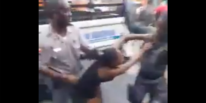 Un policía agarra a una mujer por los cabellos mientras otro la golpea con una macana