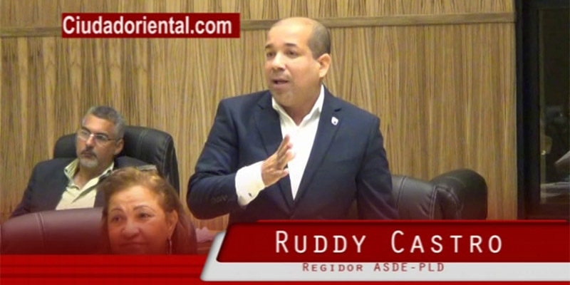 El regidor Ruddy Castro interviene durante los debates