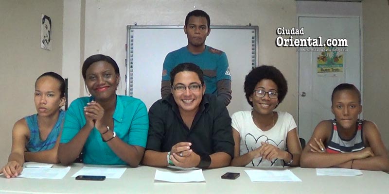 Raysa De León, lee un documento de respuesta al Gobierno