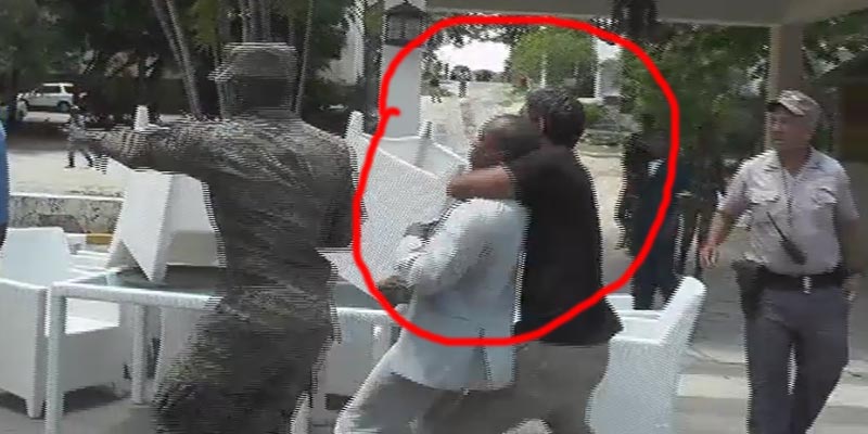 El periodista Tomás Ventura es agarrado por el cuello y arrastrado por un hombre en presencia de la Policía