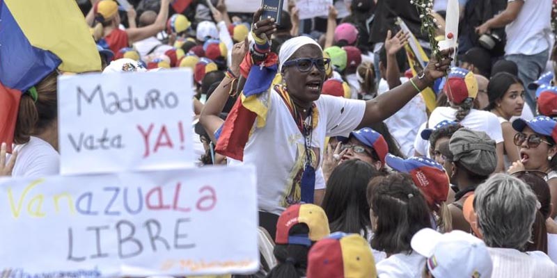 Derechistas venezolanas desilan por la scalles de Caracas