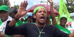 Un manifestante "verde" ayer en San Pedro de Macorís