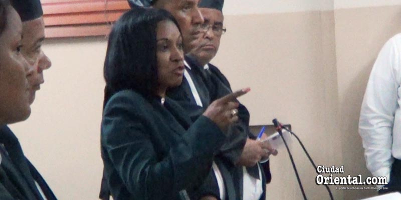 Giselina De los Santos se dirige al tribunal