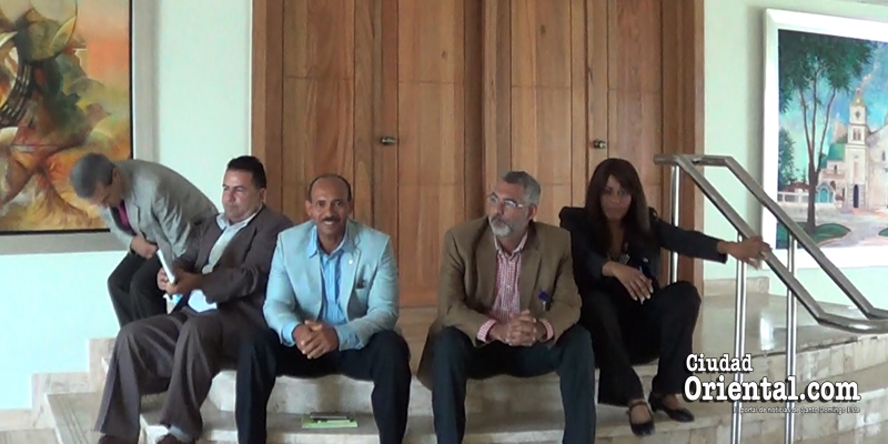 Regidores del Frente Amplio y el PRSD fueorn a sesionar pero encontraron la Sala Capitular cerrada