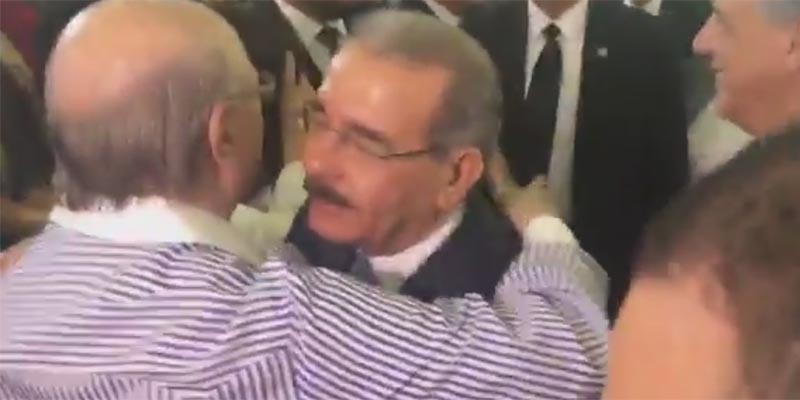 Hipólito Mejía y Danilo Medina se abrazan