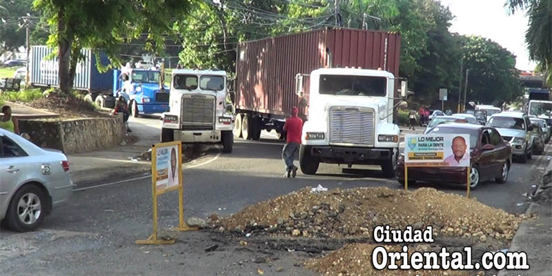 Otro camión trepa sobre la acera en avenida España de SDE