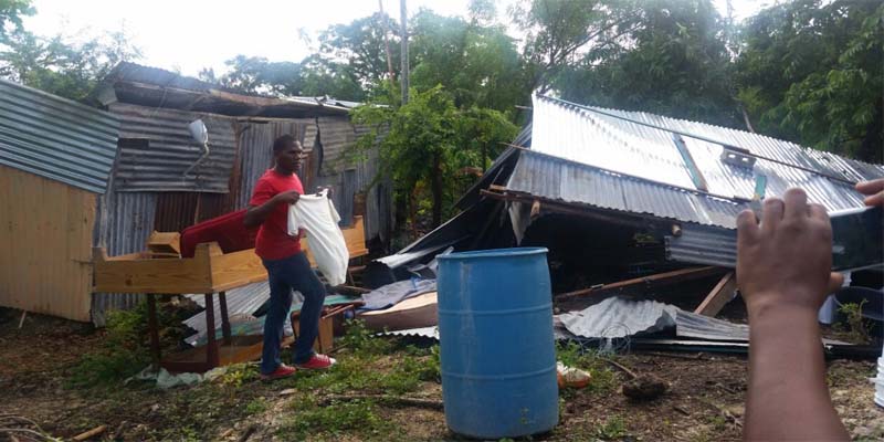 Escena del dessalojo frente a la Ciudad Juan Bosch (Foto cortesía de Miguel Almonte, presidente de la Federación de Juntas de Vecinos)