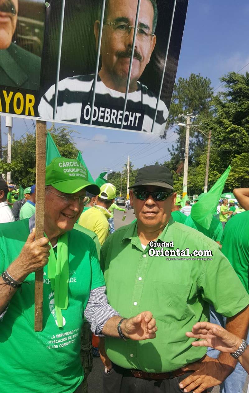 Narciso Isa Conde, (i) y El Bello, antes del inicio de la marcha verde en La Vega