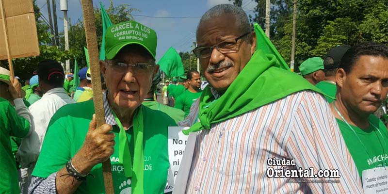 Narciso Isa Conde (i) y Rafaelito El Flaco, en una foto hecha antes del inicio de la Marcha verde en La Vega