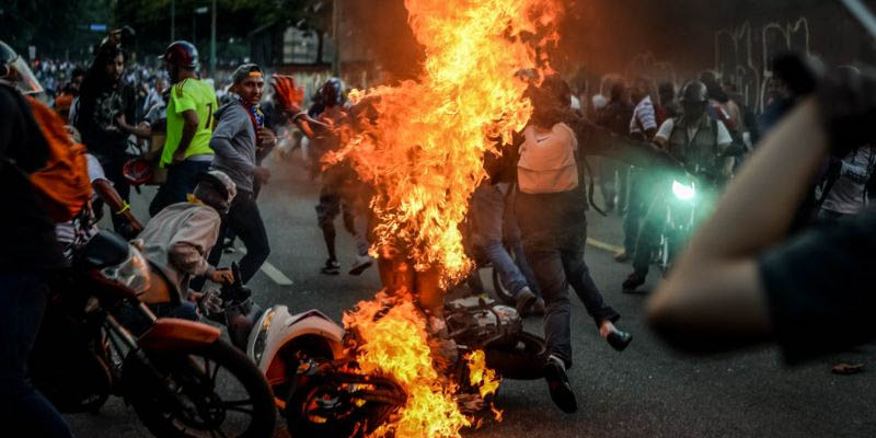 Escena de acciones violentas patrocinadas por la MUD en Venezuela (Foto de Misionverdad.com)