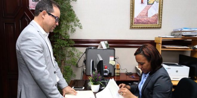 Amado Díaz, mientras depositaba el Proyecto de ley