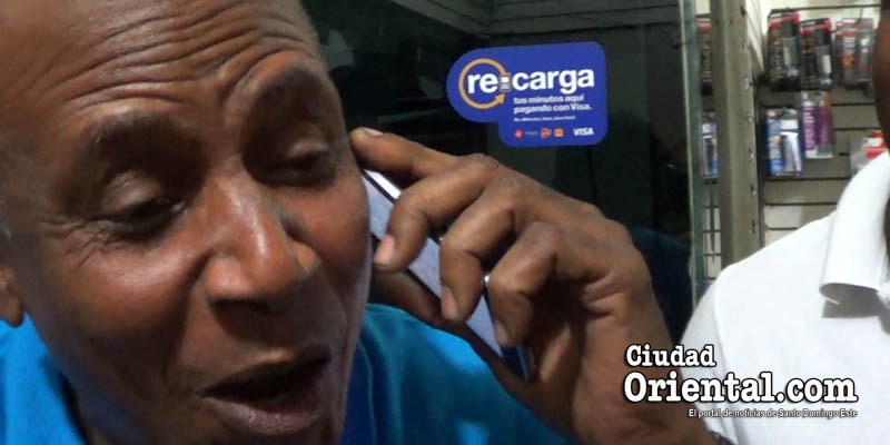 Un mecánico amigo del agraciado le da la buena noticia