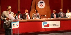 Ruben Maldonado da un discurso en uno de los foros