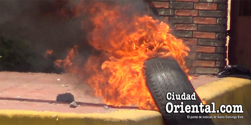 Un neumático arde a la entrada de la UASD