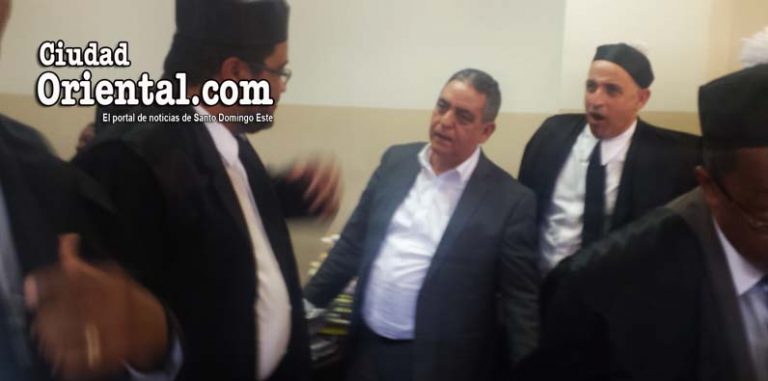 El ex alcalde Rodríguez Grullón, rodeado de abogados