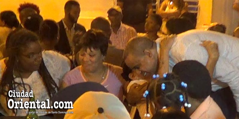 Danilo Mesa es abrazado por una mujer a su llegada al lugar de la cena
