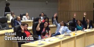Regidores votando a favor de la transferencia de fondos para el pago de la regalía pascual