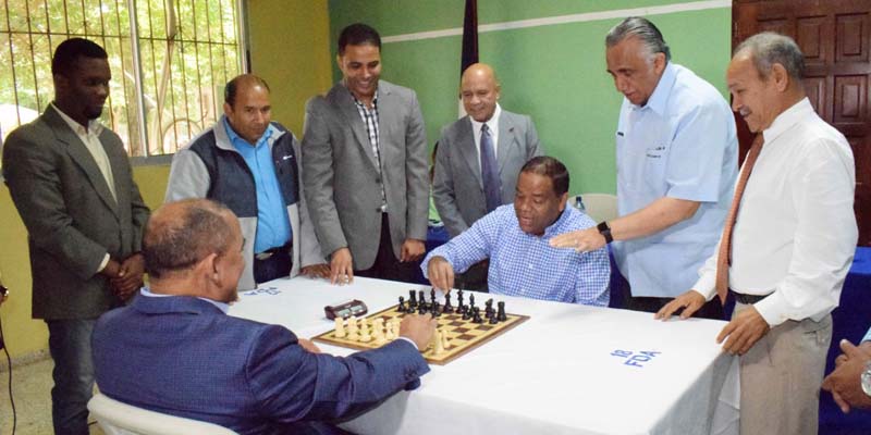 El Vicealmirante, director de la DNCD y Danilo Díaz, realizan la movida de honor para dejar inaugurada la Copa Juan Pablo Duarte