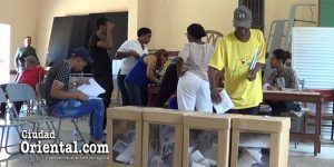 Un miembro del PRM ejerce su derecho al sufragio en un colegio electoral