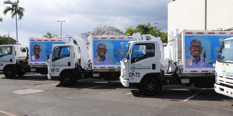 Grandes carteles con la foto del alcalde son colocados en camiones propiedad del ASDE