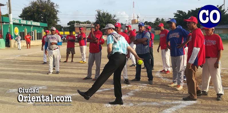 El diputado Amado Díaz, lanza la primera bola en el Torneo Intramuros